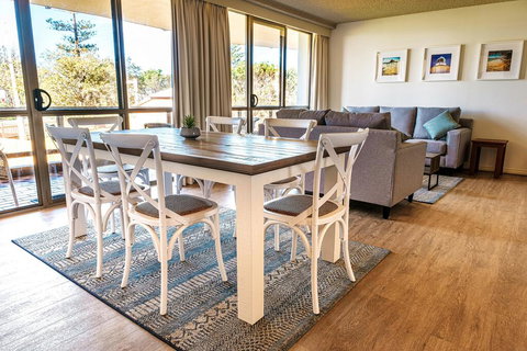 PERFECTLY POSITIONED BEACHFRONT APARTMENT-GREAT LOCATION WITH OCEAN VIEWS - Accommodation Nelson Bay 2