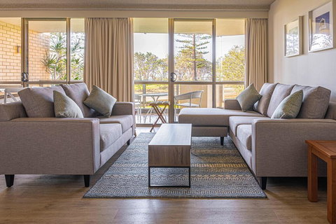 PERFECTLY POSITIONED BEACHFRONT APARTMENT-GREAT LOCATION WITH OCEAN VIEWS - Accommodation Nelson Bay 3