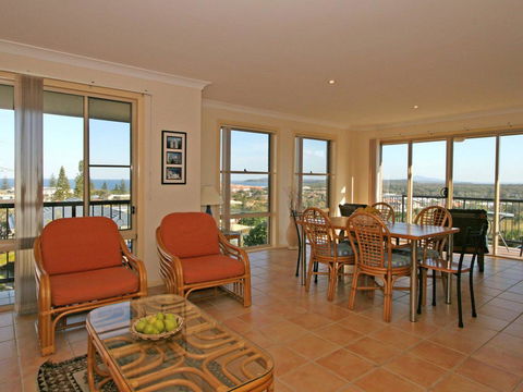 Phoenix Terrace -townhouse Yamba - Accommodation Nelson Bay 1