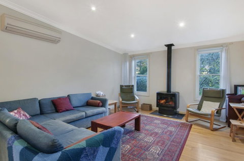 Plovers Rest - Central 3 Bedroom Cottage With Small Orchard - Accommodation Nelson Bay 3