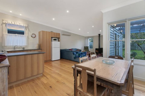Plovers Rest - Central 3 Bedroom Cottage With Small Orchard - Accommodation Nelson Bay 1