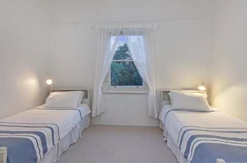 Plovers Rest - Central 3 Bedroom Cottage With Small Orchard - Accommodation Nelson Bay 2