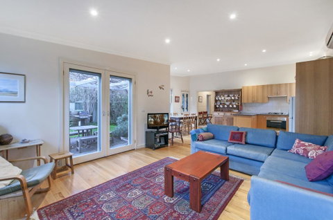 Plovers Rest - Central 3 Bedroom Cottage With Small Orchard - Accommodation Nelson Bay 0