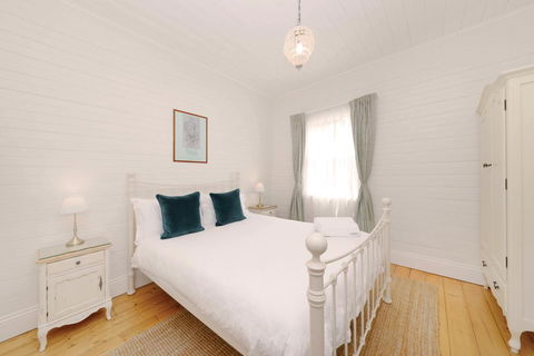 Poet's Cottage - Fireplace, Close To Treks - Accommodation Nelson Bay 3