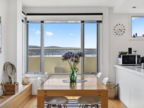 POINT GREY APARTMENT ONE - VIEWPOINT - Nelson Bay Accommodation.com 3