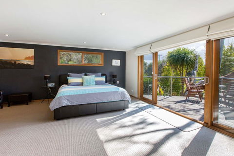 POINT LEO BEACH HOUSE - POINT LEO - Accommodation Nelson Bay 0