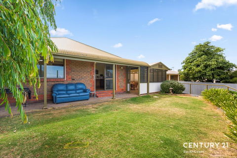 Reef & Vines Port Noarlunga - Accommodation Nelson Bay 2