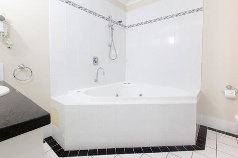 REGAL 32 APARTMENT - SPA BATH - Macrossan St - Accommodation Nelson Bay 2