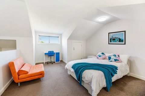 Relax In A Spacious & Modern Townhouse In Asquith - Accommodation Nelson Bay 3