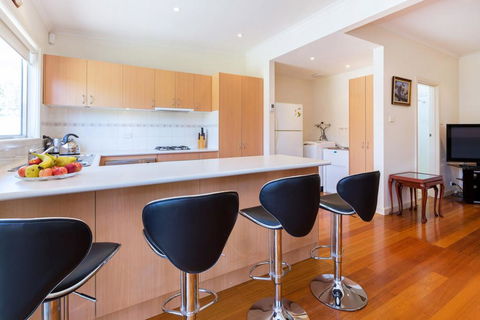 RENOVATED BEACH BEAUTY - ROSEBUD - Accommodation Nelson Bay 2
