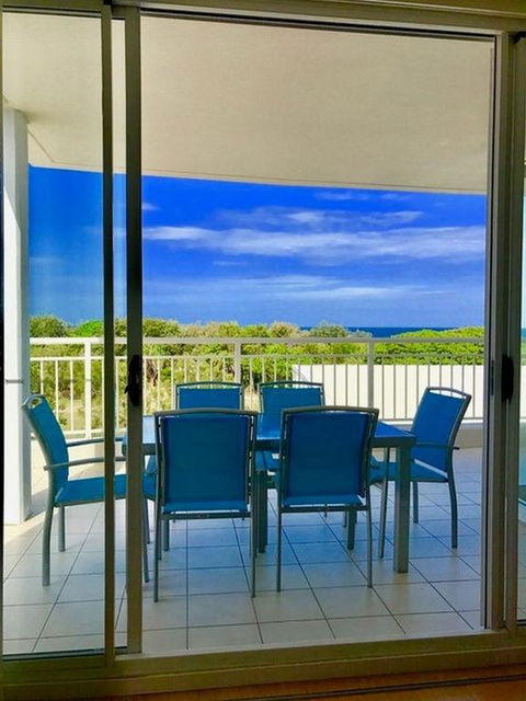 RESORT OCEAN FRONT SUITE 2222 - Accommodation Nelson Bay 3