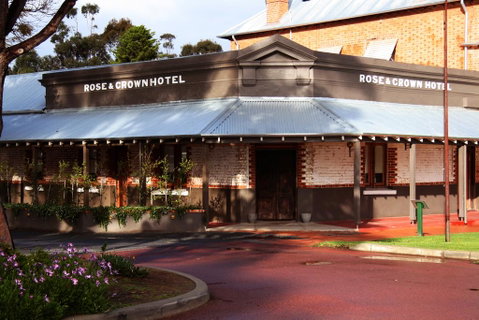 Rose & Crown Hotel - Accommodation Nelson Bay 0