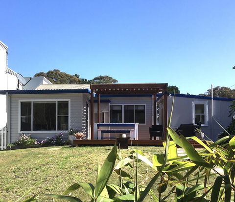Shellharbour Beach Cottage - Walk Onto Patrolled Beach With Flags In Summer - Accommodation Nelson Bay 1