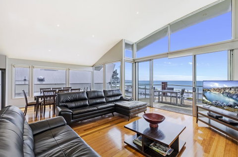 Shemara - Idyllic East Beach Property With Multiple Living Areas - Accommodation Nelson Bay 1