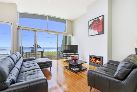 Shemara - Idyllic East Beach Property With Multiple Living Areas - Accommodation Nelson Bay 2