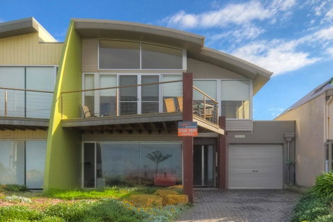 Shemara - Idyllic East Beach Property With Multiple Living Areas - Accommodation Nelson Bay 3