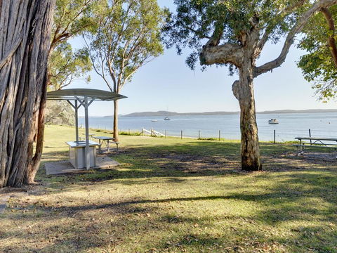 Shipmates, Unit 2/51 Christmas Bush Avenue - Accommodation Nelson Bay 2