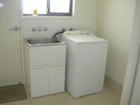 Sinclair - Rainbow Beach, Modern Beach House Close To Everything, Free Wi-Fi - Accommodation Nelson Bay 1