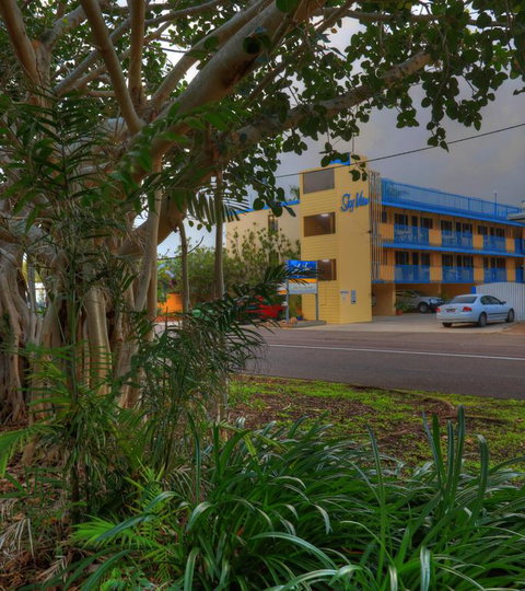 Sky View Units Bowen - Accommodation Nelson Bay 3