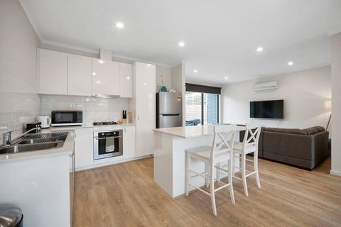 Sleek, Modern Capel Sound! - Accommodation Nelson Bay 0
