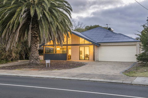 Snoozeaway - Nelsons Bay Accommodation 0