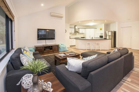 Snoozeaway - Nelsons Bay Accommodation 3