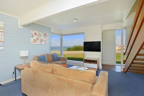 South Seas Beachfront Apartments - Nelsons Bay Accommodation 3