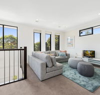 Spacious 4-Bed House with Parking and Backyard - Accommodation Nelson Bay