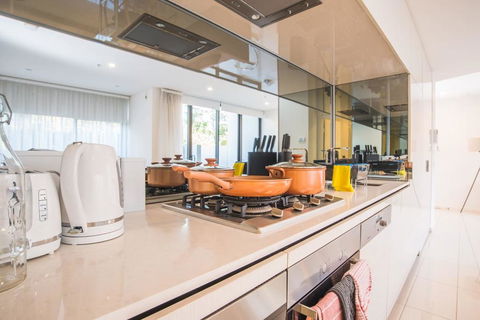 Spacious&Cozy 1 Bedroom + 1 Bathroom Zetland APT - Accommodation Nelson Bay 1