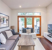 Stunning Townhouse- Quiet Street Close to CBD - Accommodation Nelson Bay