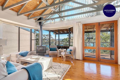 STUNNING WATERFRONT ESCAPE AT DALEYS POINT - Accommodation Nelson Bay 0
