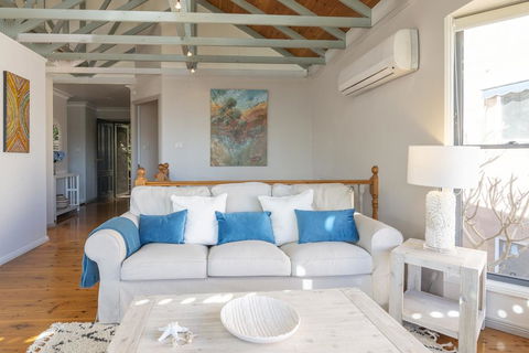 STUNNING WATERFRONT ESCAPE AT DALEYS POINT - Accommodation Nelson Bay 3