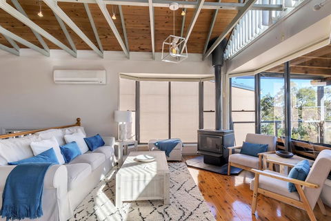STUNNING WATERFRONT ESCAPE AT DALEYS POINT - Accommodation Nelson Bay 2