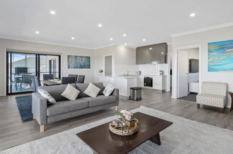 Sunset Horizon At Lady Bay - 8 Huntingdale Drive - Accommodation Nelson Bay 3