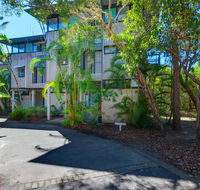Surfside Beach House 17 - Rainbow Shores Swimming pool 2 minute walk to beach air conditioning relax here - Accommodation Nelson Bay