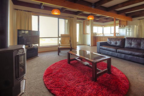 Swimmers Rest - Uninterrupted Panoramic Ocean Views - 1 Bedroom - Accommodation Nelson Bay 2