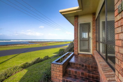 Swimmers Rest - Uninterrupted Panoramic Ocean Views - 1 Bedroom - Accommodation Nelson Bay 0