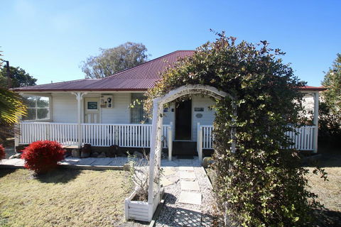 Tenterfield Historic C1895 Cottage - Accommodation Nelson Bay 1