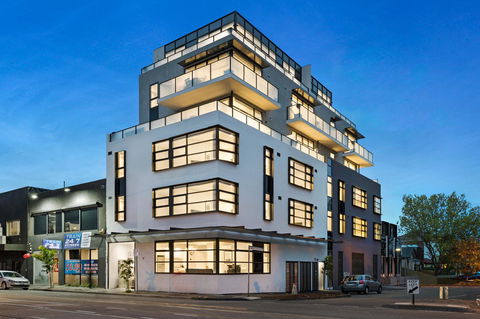 The Hamptons Apartments - St Kilda - Accommodation Nelson Bay 0