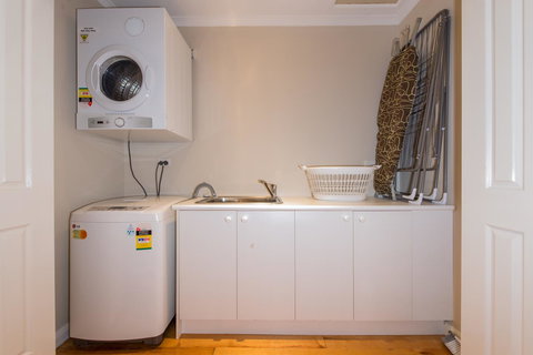 Lovely 5BR Full House In Glen Waverley, Walk To Train, Bus & Shops - Accommodation Nelson Bay 12