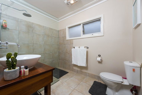 Lovely 5BR Full House In Glen Waverley, Walk To Train, Bus & Shops - Accommodation Nelson Bay 6