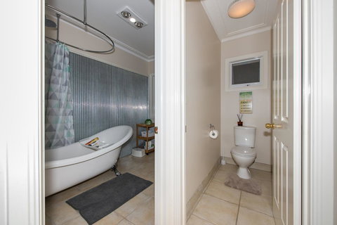 Lovely 5BR Full House In Glen Waverley, Walk To Train, Bus & Shops - Accommodation Nelson Bay 11