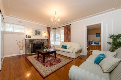 Lovely 5BR Full House In Glen Waverley, Walk To Train, Bus & Shops - Accommodation Nelson Bay 14
