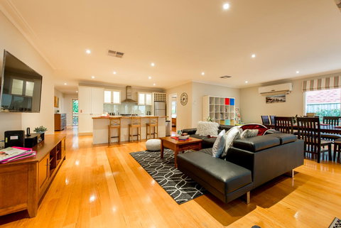 Lovely 5BR Full House In Glen Waverley, Walk To Train, Bus & Shops - Accommodation Nelson Bay 1