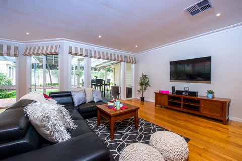Lovely 5BR Full House In Glen Waverley, Walk To Train, Bus & Shops - Accommodation Nelson Bay 15