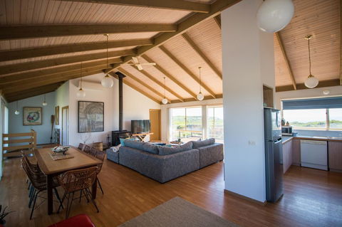Sunsets On Martyrs Luxury Coastal Beach House Peterborough - Accommodation Nelson Bay 3