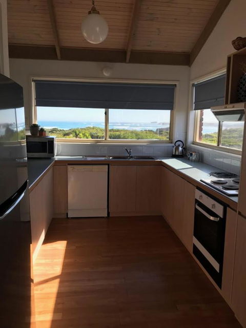 Sunsets On Martyrs Luxury Coastal Beach House Peterborough - Accommodation Nelson Bay 9
