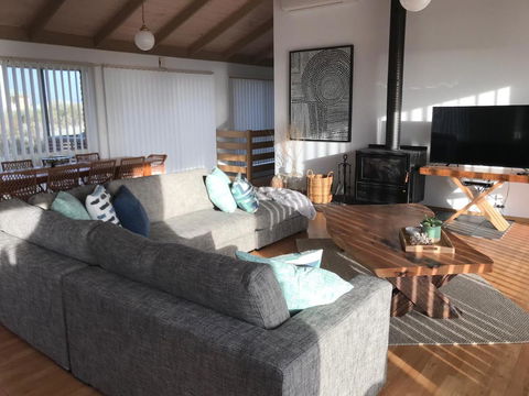 Sunsets On Martyrs Luxury Coastal Beach House Peterborough - Accommodation Nelson Bay 10