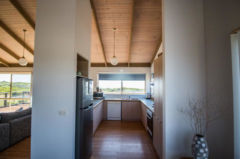 Sunsets On Martyrs Luxury Coastal Beach House Peterborough - Accommodation Nelson Bay 4
