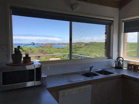 Sunsets On Martyrs Luxury Coastal Beach House Peterborough - Accommodation Nelson Bay 8